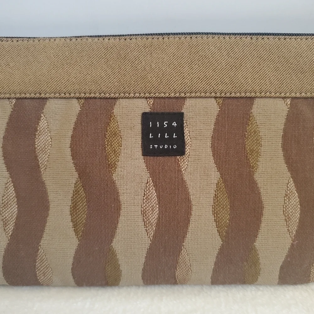 𝅺1154 Lill Studio Wristlet Clutch Bag Tan Brown Gold Swirl Design